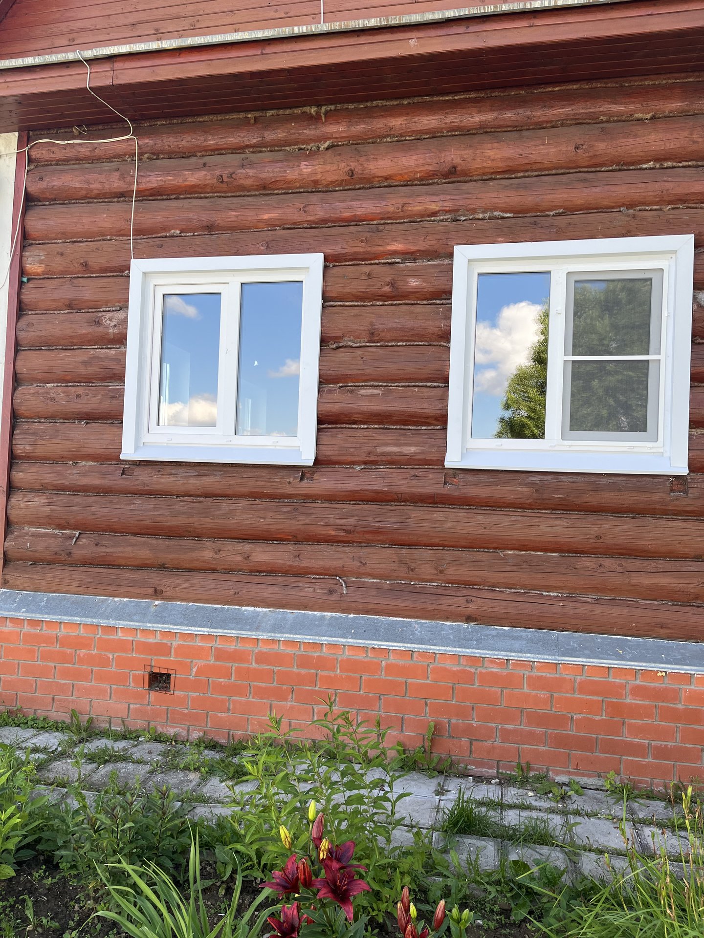 Объёмные металлические наличники крупным планом
